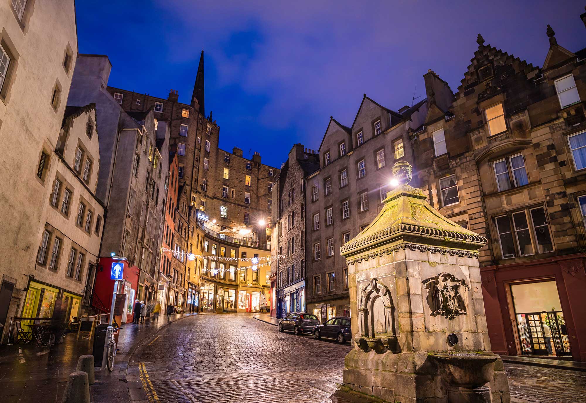 Night time street view of the historic old town, Edinburgh, Scotland
